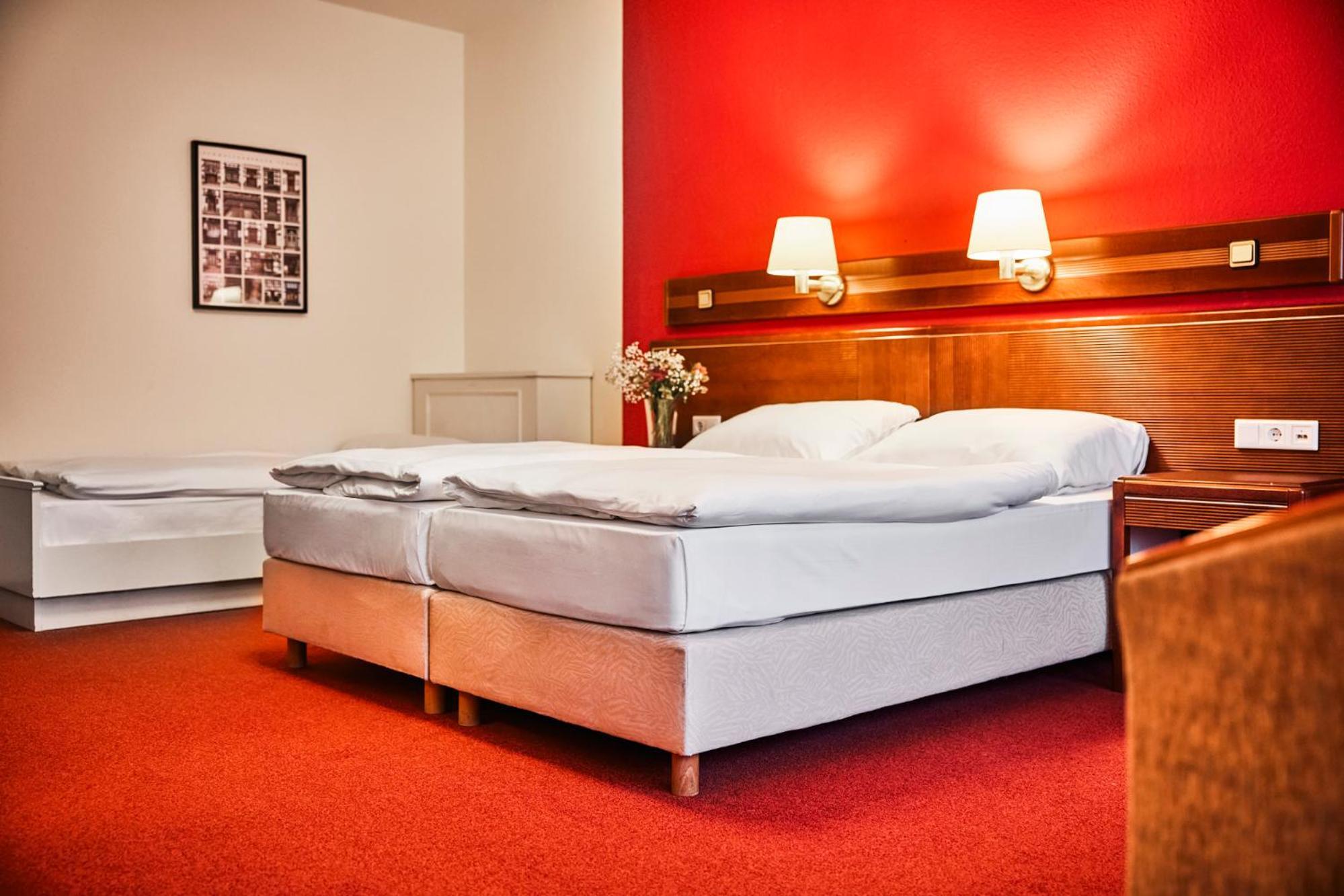 Triple Room,1729978831:JPEG